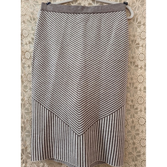 Tahari Dresses & Skirts - Tahari Knit Skirt Sz Medium Brown White Stripe Chevron Midi